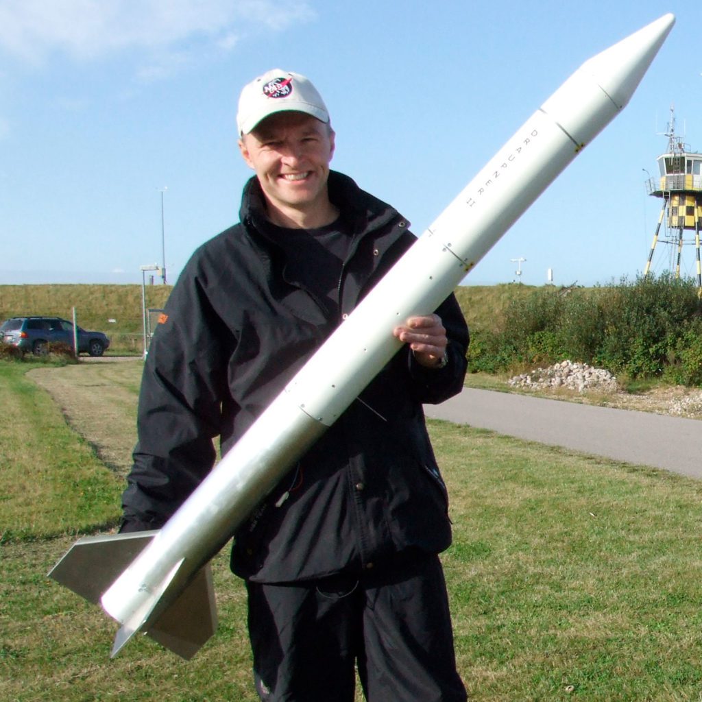 ChangeGroup konsulent Henrik Schultz med en raket han selv har bygget